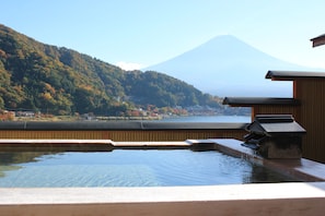 A hot spring bath with a view of a mountain and a lake. - Fuji Ginkei (Fujikawaguchiko)