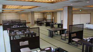 A traditional Japanese-style room with tatami flooring, low tables, and sliding doors. - Fuji Ginkei (Fujikawaguchiko)