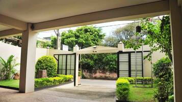 Pintu masuk properti