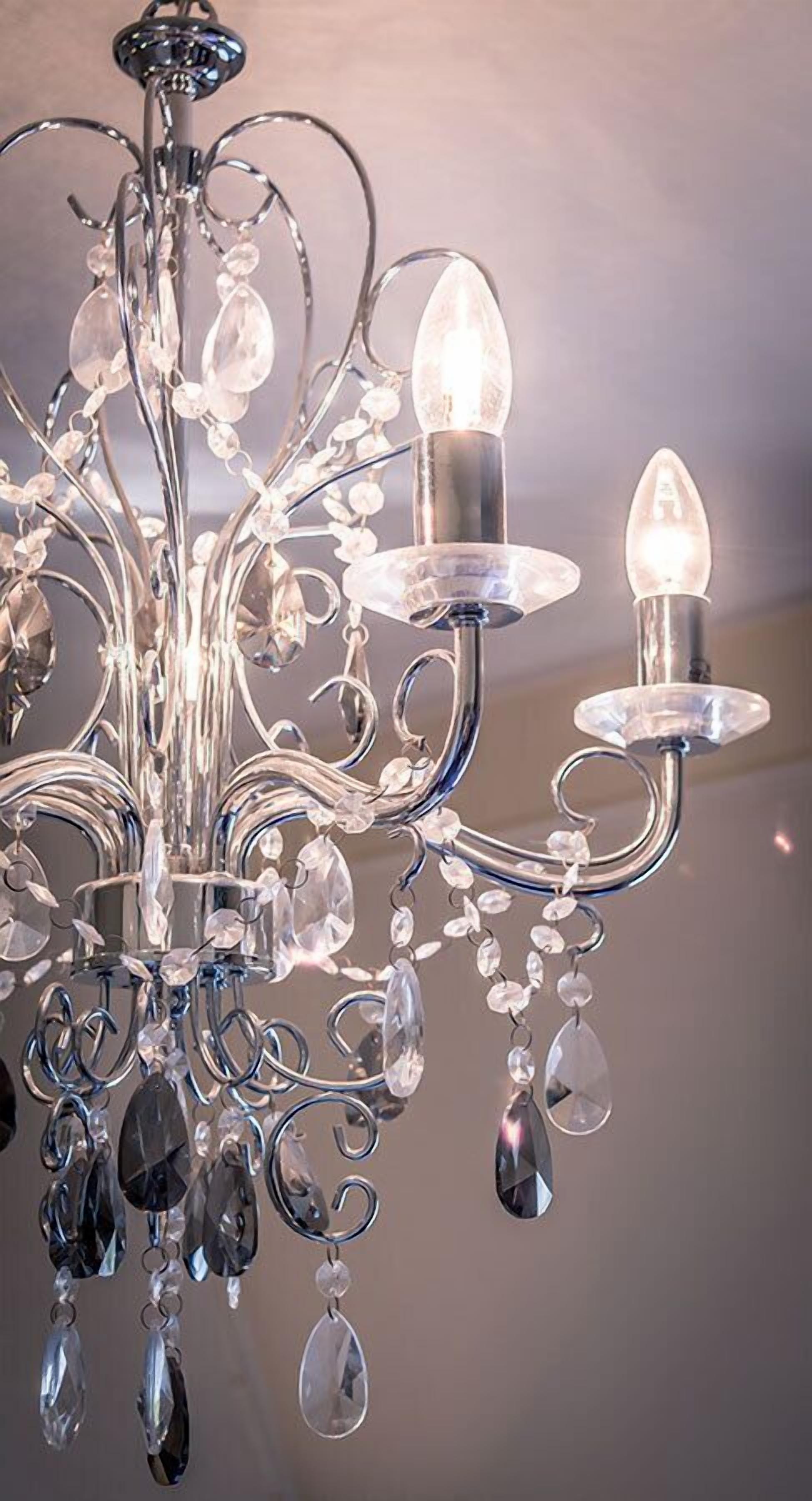 Um candelabro com vários braços e detalhes em cristal.