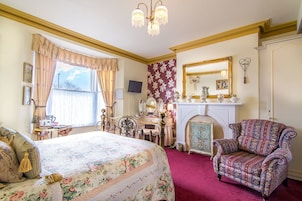 Quarto casal romântico (Victorian, external private bathroom) | Roupas de cama premium, cofres nos quartos, quartos à prova de som