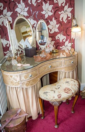 Romantic Double Room (Victorian, external private bathroom) | Room amenity - Creston Villa Guest House (Lincoln)