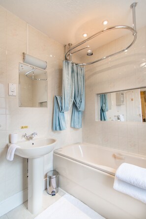 Traditional Single Room (Rooftops, private external bathroom) | Bathroom - Creston Villa Guest House (Lincoln)