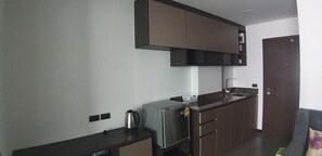 Classic Studio | Private kitchen | Fridge, coffee/tea maker, electric kettle, cookware/dishes/utensils - The High One 2 Condo (Chonburi)