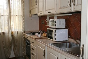 Apartment, 1 Schlafzimmer | Eigene Kochnische | Kühlschrank, Mikrowelle, Ofen, Herdplatte