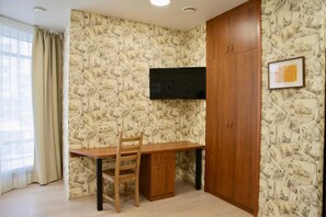 Familierom, delt bad | Skrivebord, strykejern/-brett, wi-fi (inkludert) og sengetøy