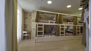 Skrivebord, strykejern/-brett, wi-fi (inkludert) og sengetøy