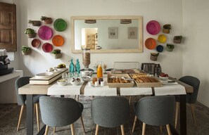 每日供應自助早餐 (費用另計)