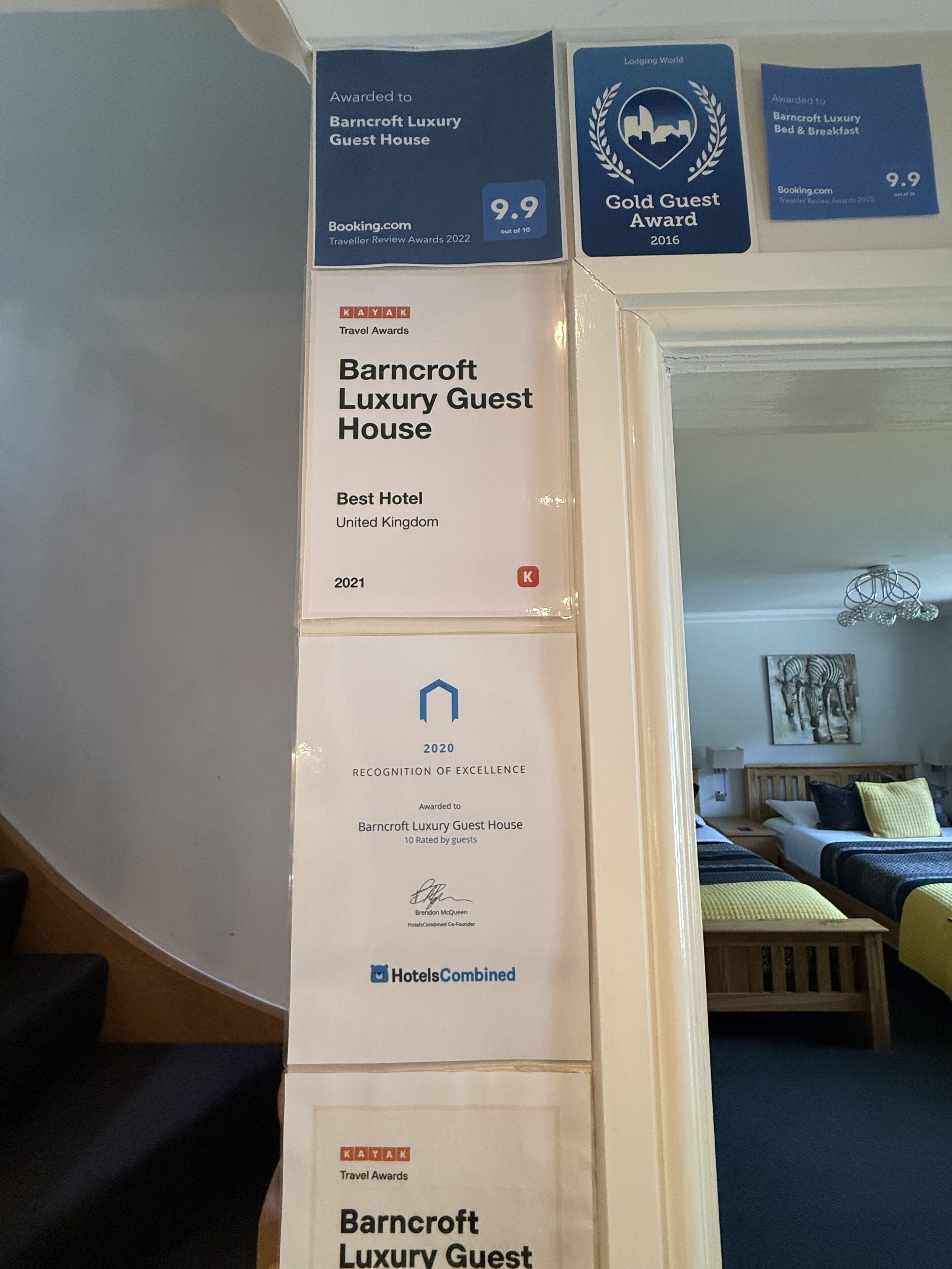 Una serie de premios y reconocimientos para Barncroft Luxury Guest House, incluyendo una calificación de 9.9 de Booking.com y un premio Oro Guest Award de 2016.