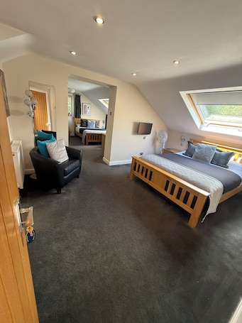 Minibar, escritorio, tabla de planchar con plancha y wifi gratis . Barncroft Luxury Guest House