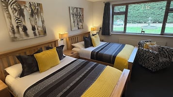 Een minibar, een bureau, een strijkplank/strijkijzer, gratis wifi