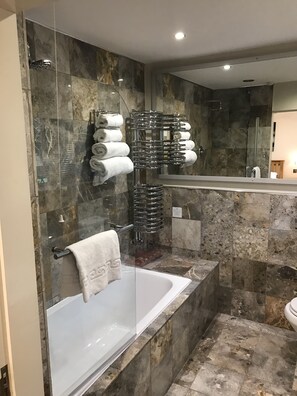Ensemble douche/baignoire, articles de toilette gratuits, sèche-cheveux