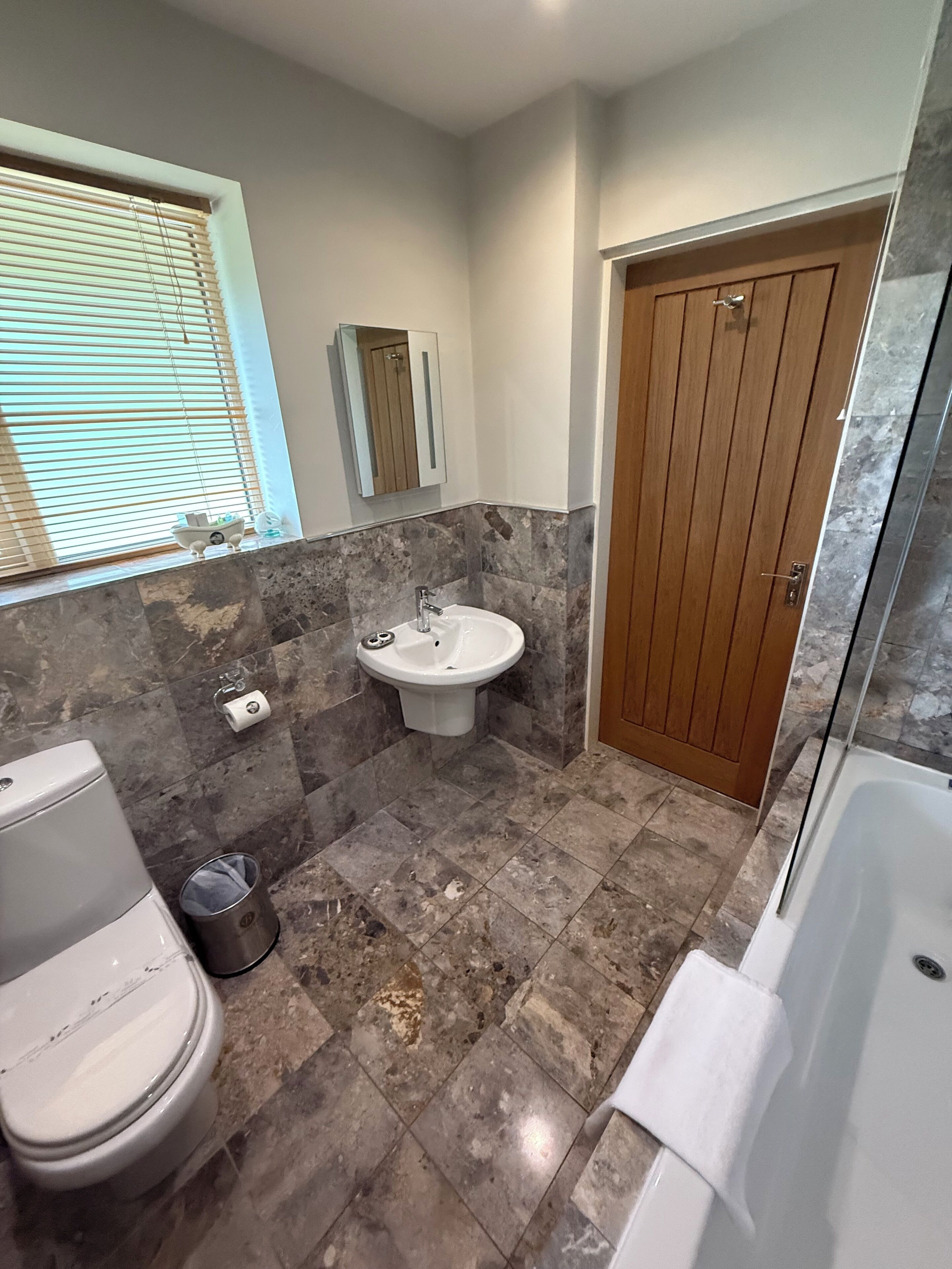Ein Badezimmer mit Toilette, Waschbecken und Dusche.