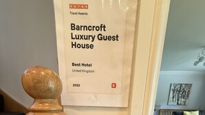 Naamplaatje voor Barncroft Luxury Guest House, een van de beste hotels in het Verenigd Koninkrijk, met een beoordeling van 9.9 van Booking.com en een 9.9 van de Guest Review Awards 2018.