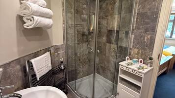 Zweibettzimmer | Badezimmer | Duschwanne, kostenlose Toilettenartikel, Haartrockner, Handtücher