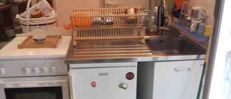 Réfrigérateur, micro-ondes, plaque de cuisson, cafetière/bouilloire