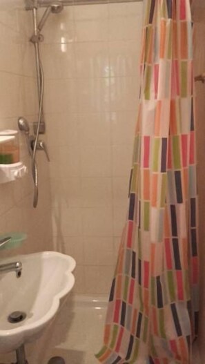 تجهيزات دش، مستلزمات مجانية للعناية الشخصية، مراحيض شطف، مناشف