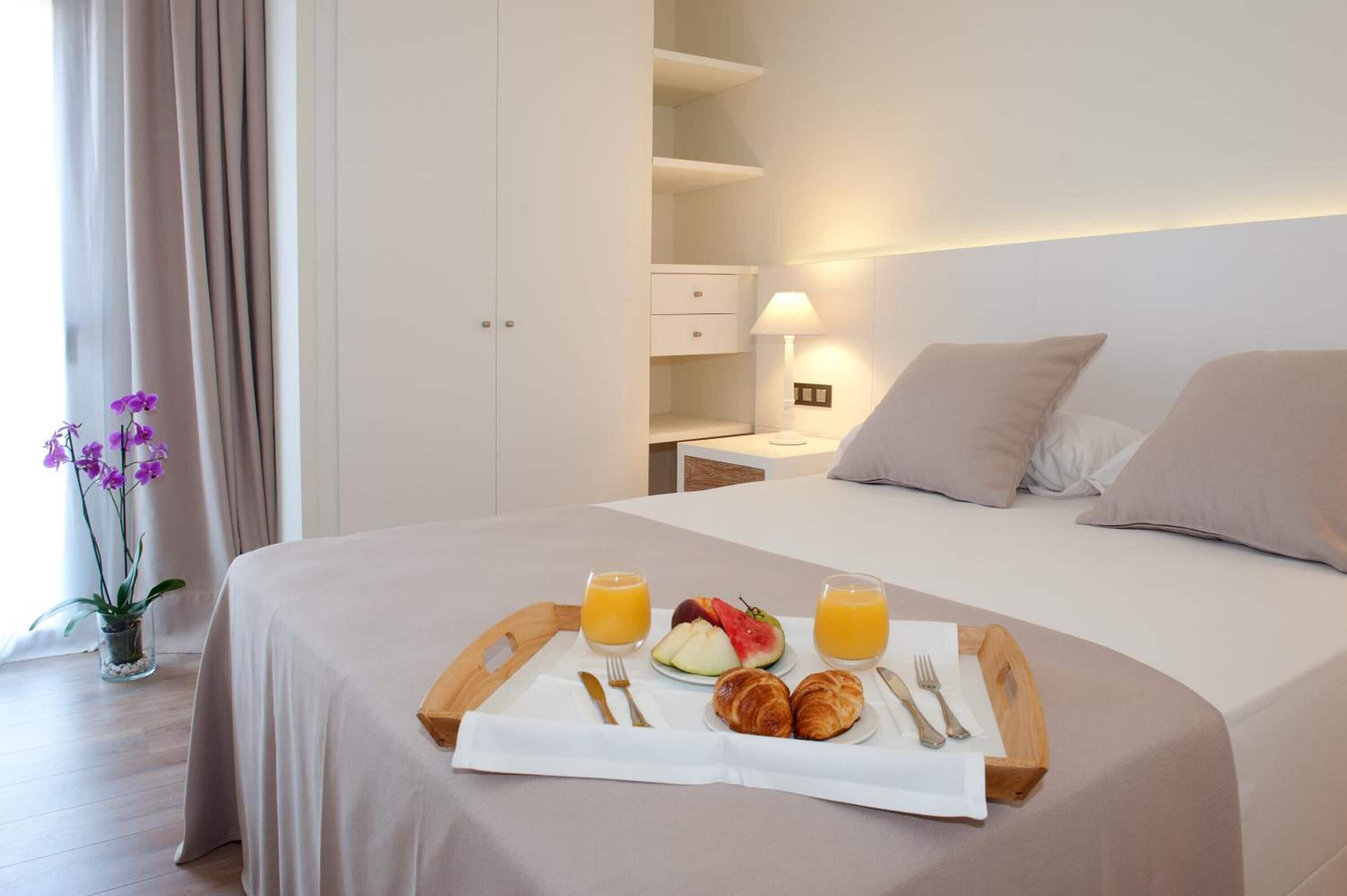 standard double or twin room | minibar, in-room safe, blackout curtains, free wifi