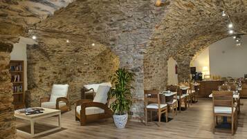 Petit déjeuner buffet servi tous les jours en supplément