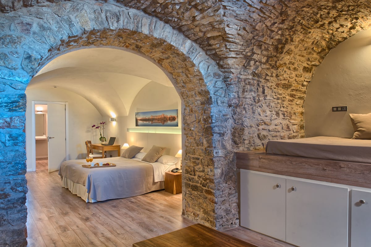 family room | minibar, in-room safe, blackout curtains, free wifi