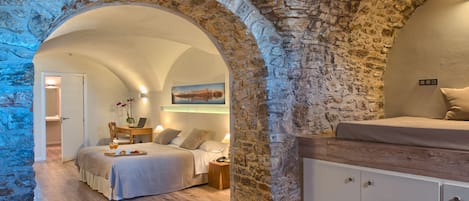 Habitación familiar | Minibar, caja fuerte, cortinas opacas y wifi gratis