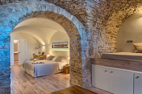 Minibar, caja de seguridad en la habitación y cortinas blackout . Hotel el Petit Convent