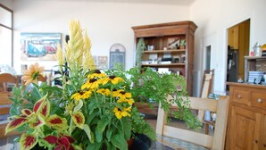 A dining table with a potted plant in the center. - Le Pont de la Loire (Bourbon-Lancy)