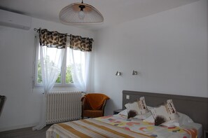 Double Room (Côté Loire 2) | 1 bedroom, premium bedding, desk, soundproofing - Le Pont de la Loire (Bourbon-Lancy)