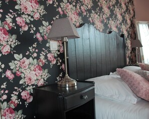 Vierpersoonskamer | 1 slaapkamer, luxe beddengoed, een bureau, geluiddichte muren