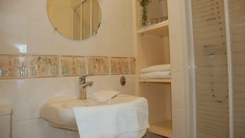 Chambre double (Côté Loire 2) | Salle de bain | Douche, articles de toilette (gratuits), séchoir à cheveux