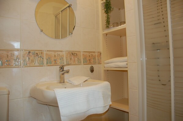 A bathroom with a sink, mirror, and tiled walls. - Le Pont de la Loire (Bourbon-Lancy)