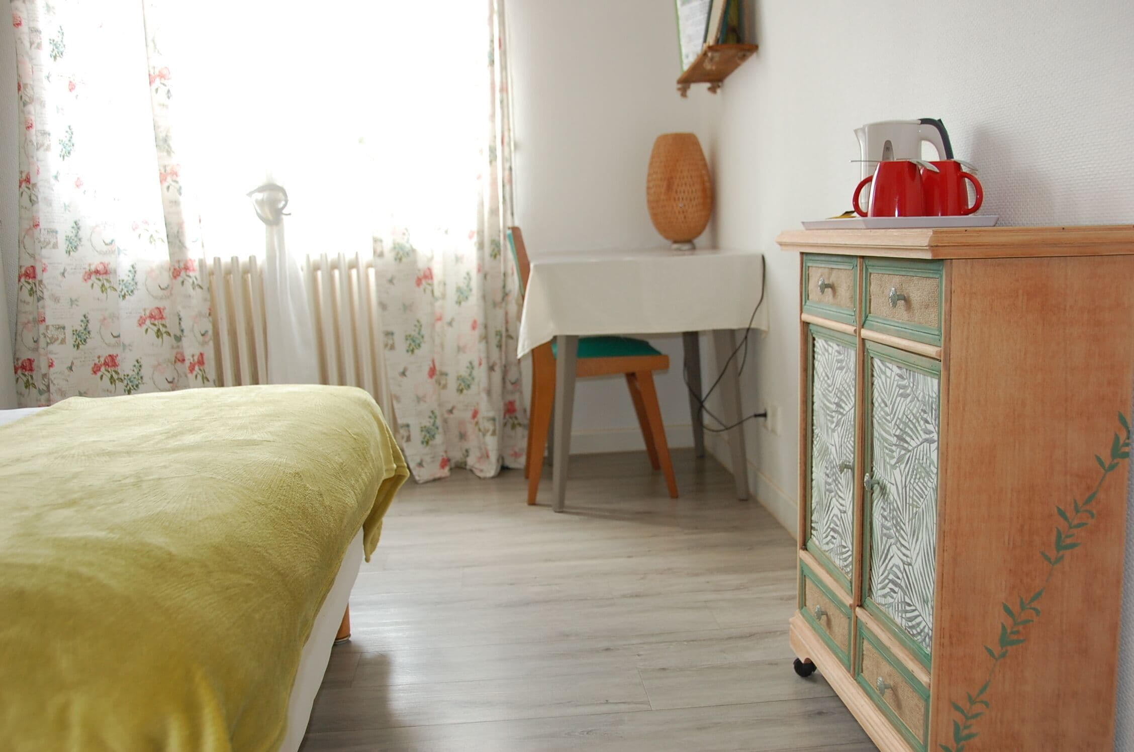 Una habitació amb un llit, una taula i un armari.
