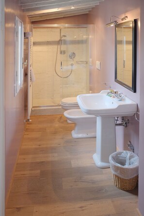 Apartment, 1 Schlafzimmer | Badezimmer | Regendusche, kostenlose Toilettenartikel, Haartrockner, Bidet