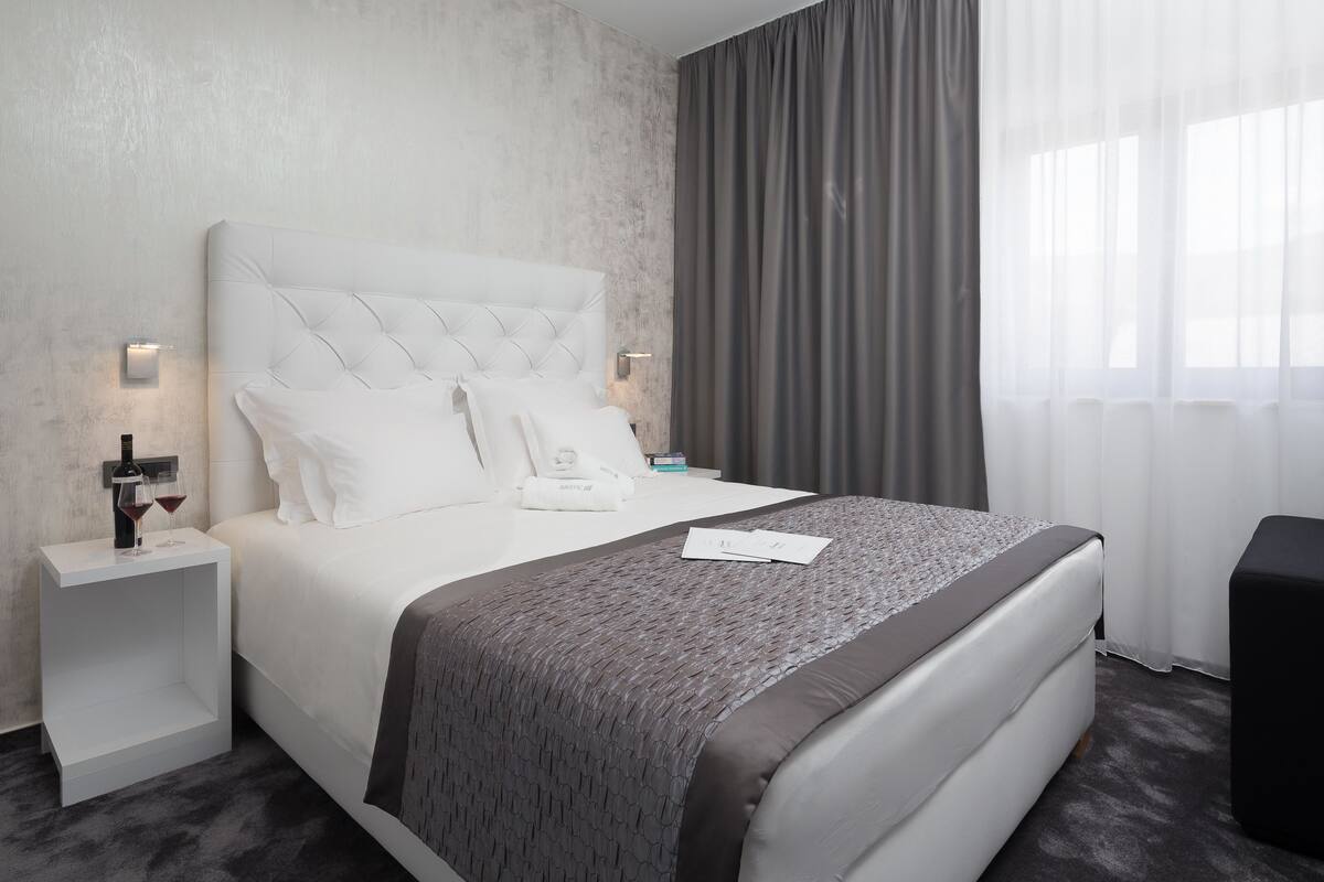 Standard Room | Bộ đồ giường cao cấp, nệm cao su hoạt tính (memory foam) 