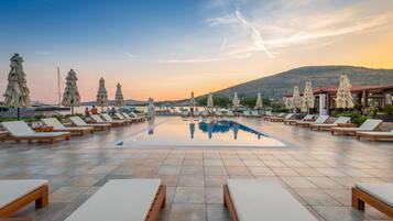 Seasonal outdoor pool, open 9:00 AM to 7:00 PM, pool umbrellas