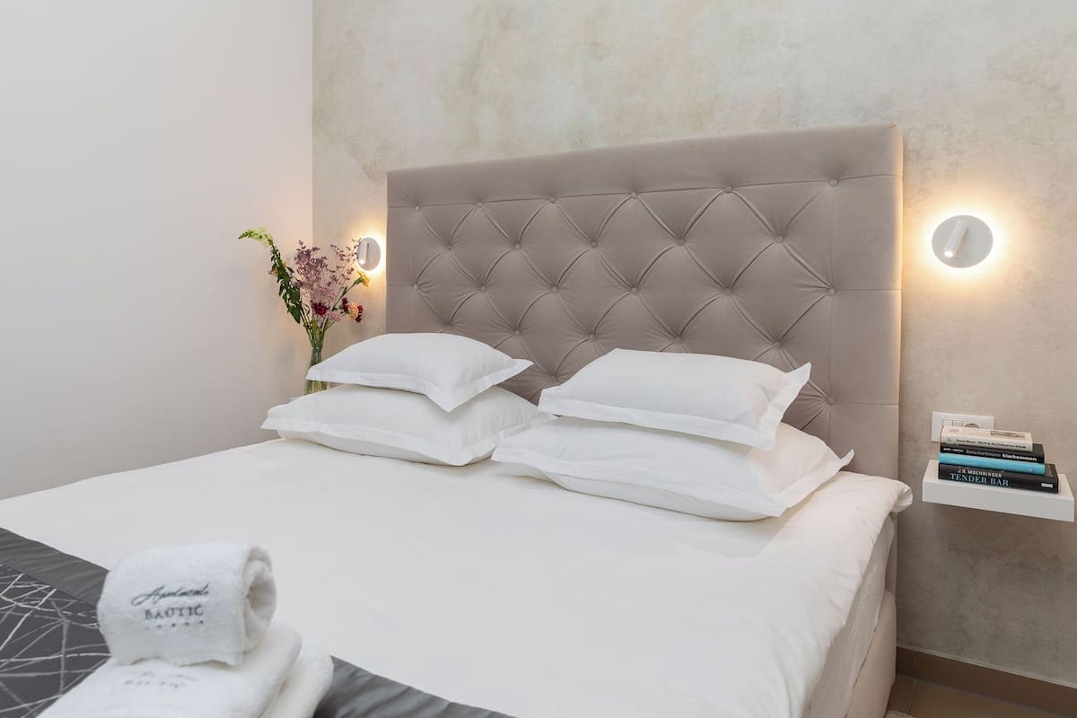 Standard Double Room | Bộ đồ giường cao cấp, nệm cao su hoạt tính (memory foam) 