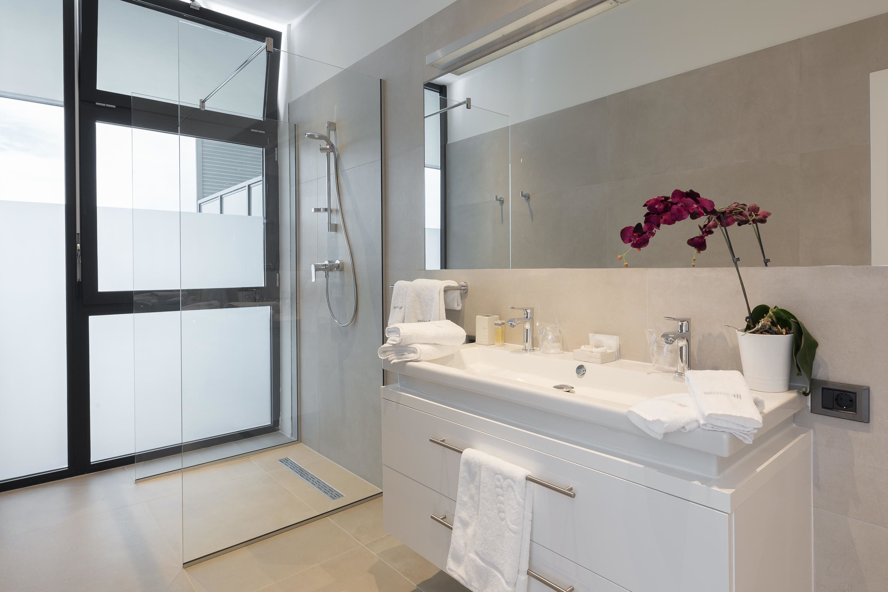 double room, balcony, sea view (kadulja) | bathroom | shower, free toiletries, hair dryer, towels