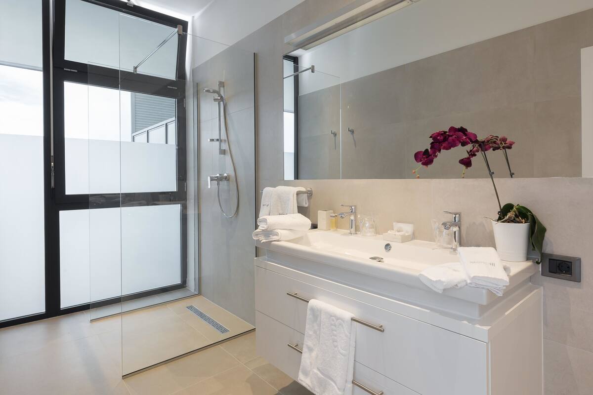 double room, balcony, sea view (kadulja) | bathroom | shower, free toiletries, hair dryer, towels