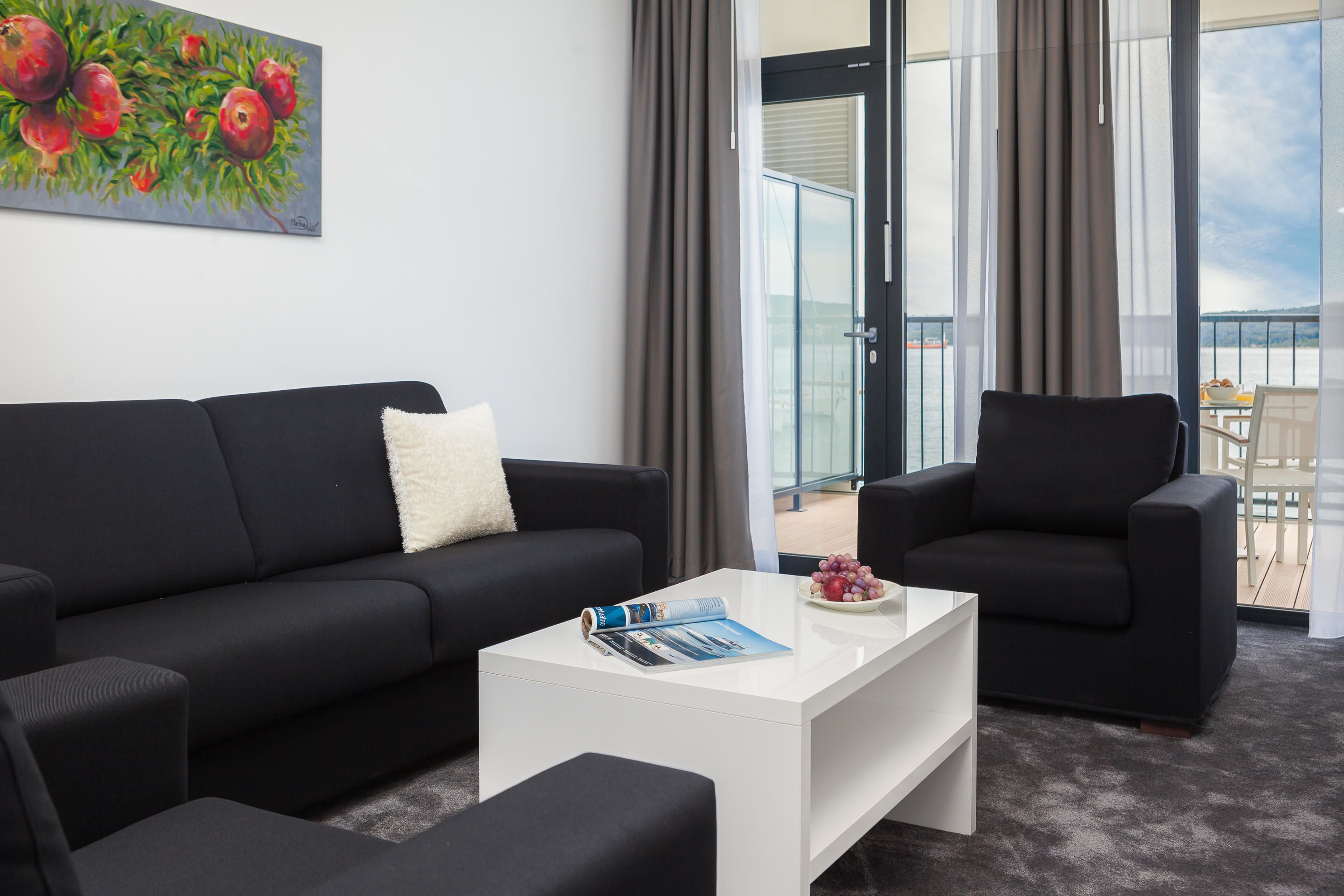 superior apartment, 2 bedrooms, sea view | living area | tv