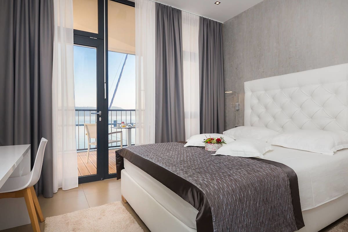 Double Room, Balcony, Sea View | Bộ đồ giường cao cấp, nệm cao su hoạt tính (memory foam) 