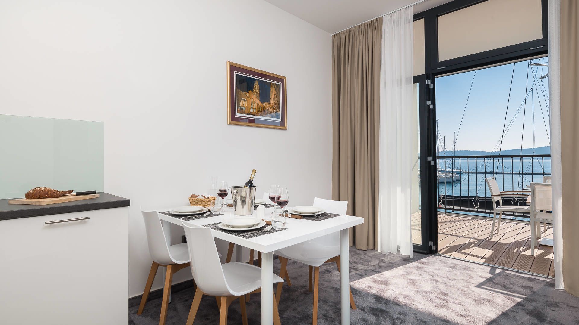 superior apartment, 2 bedrooms, balcony, sea view | in-room dining