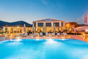 Seasonal outdoor pool, open 9:00 AM to 7:00 PM, pool umbrellas