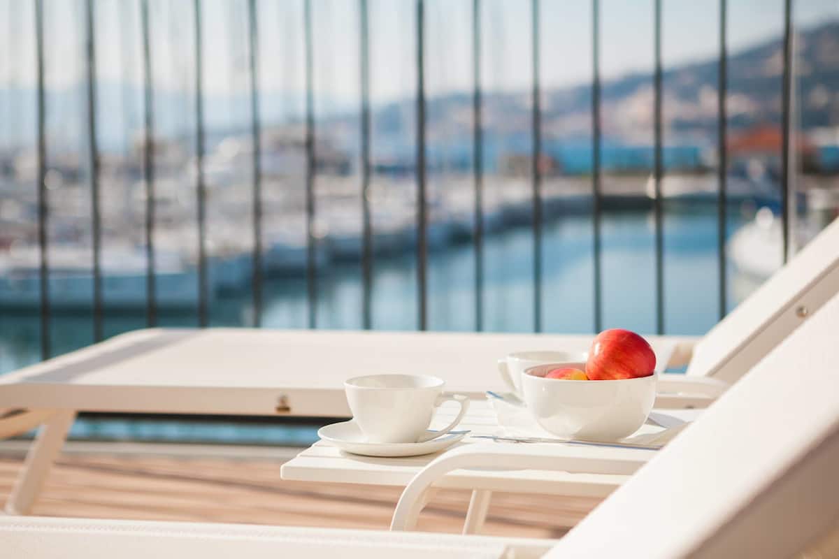Superior Apartment, 2 Bedrooms, Balcony, Sea View | Khu tắm nắng