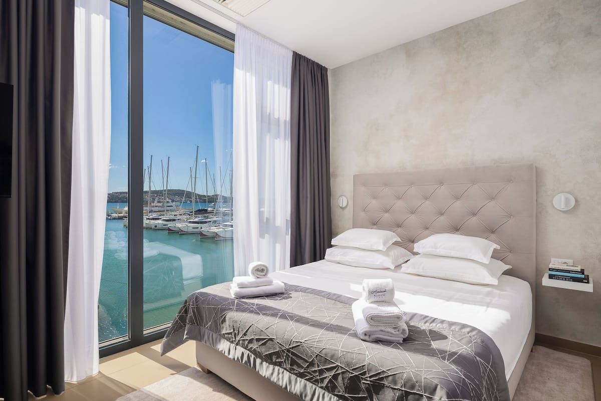 Studio with Sea View | Bộ đồ giường cao cấp, nệm cao su hoạt tính (memory foam) 