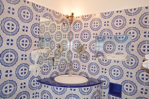 Chambre double, vue sur la mer | Lavabo de la salle de bain