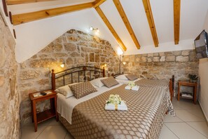 Deluxe-studio (Radunica 17) | Tallelokero huoneessa, työpöytä