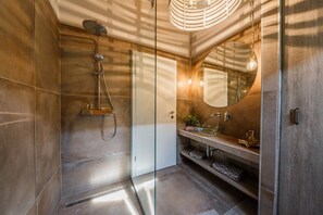 Deluxe Apartment, 1 Bedroom with terrace - Street Kneza Mislava 10 | Bathroom | Shower, free toiletries, hair dryer - Villa Spaladium (Split)