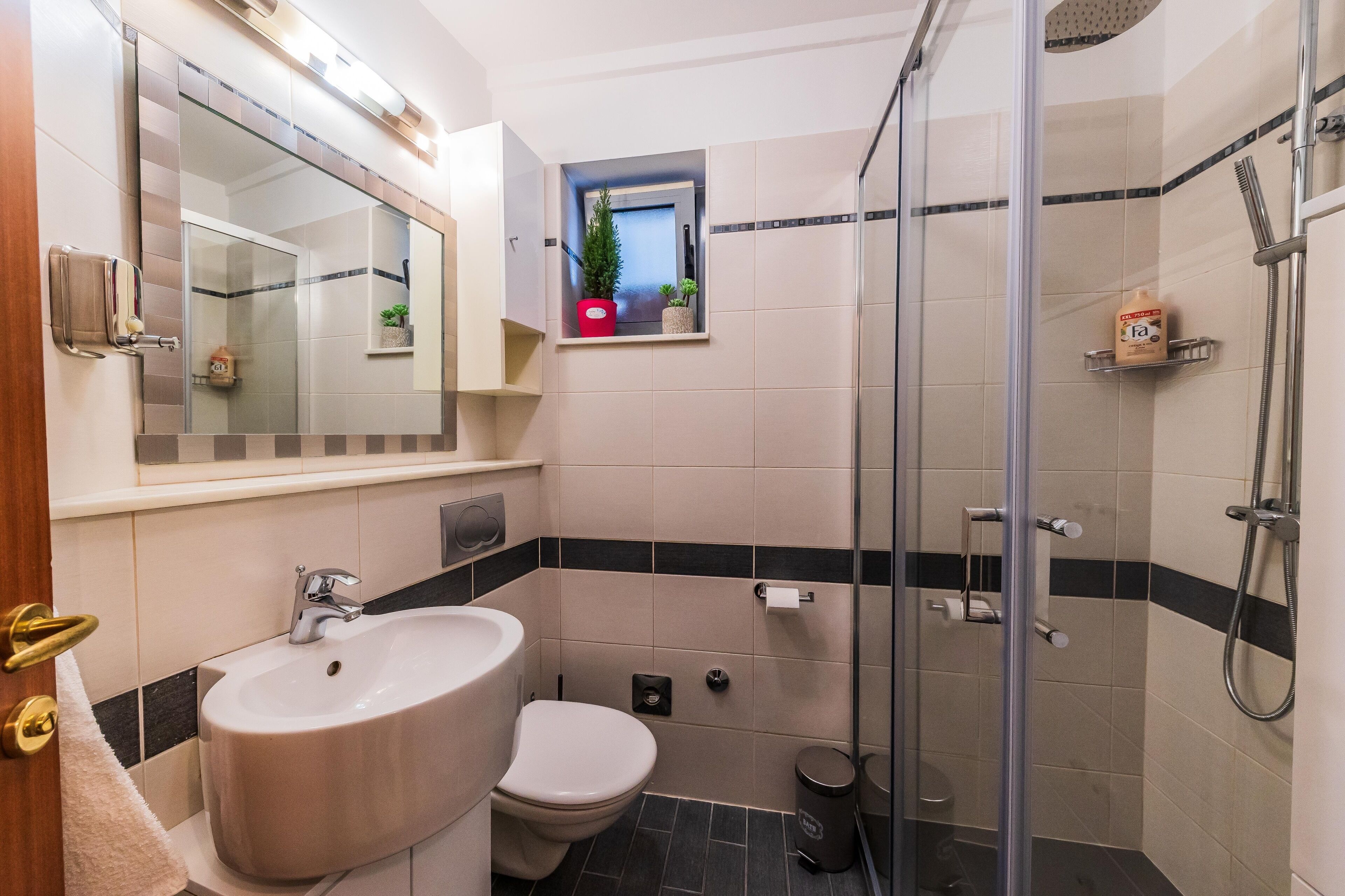 Un baño con lavabo, inodoro y ducha.