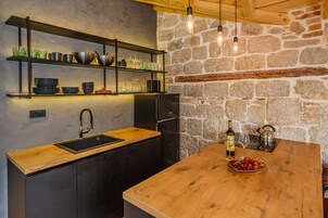 Deluxe Apartment, 1 Bedroom with terrace - Street Kneza Mislava 10 | Eigene Küche | Kühlschrank, Wasserkocher mit Kaffee-/Teezubehör, Wasserkocher