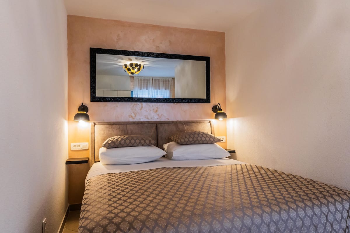 خزنة داخل الغرفة ومكتب ومساحة عمل للكمبيوتر المحمول وتجهيزات عازلة للصوت